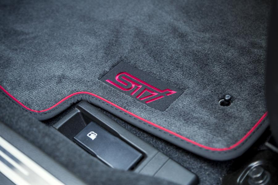 Детали интерьера Subaru WRX STI Final Edition 2019 года  (ES) (фото 7 из 40)